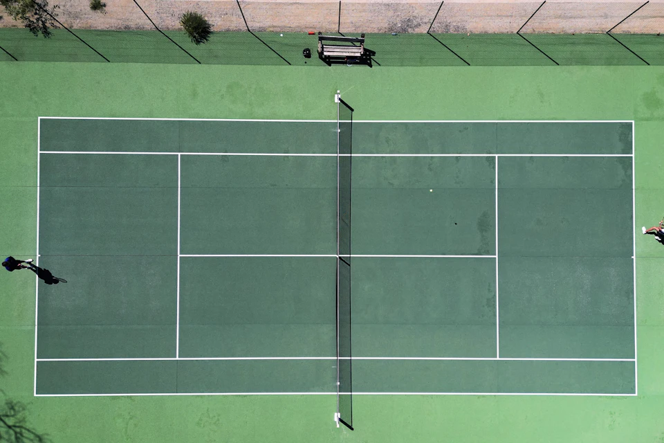 Campo da tennis visto dall’alto con due giocatori