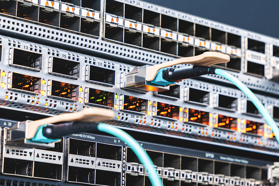Switch di rete con i cavi collegati in un data center